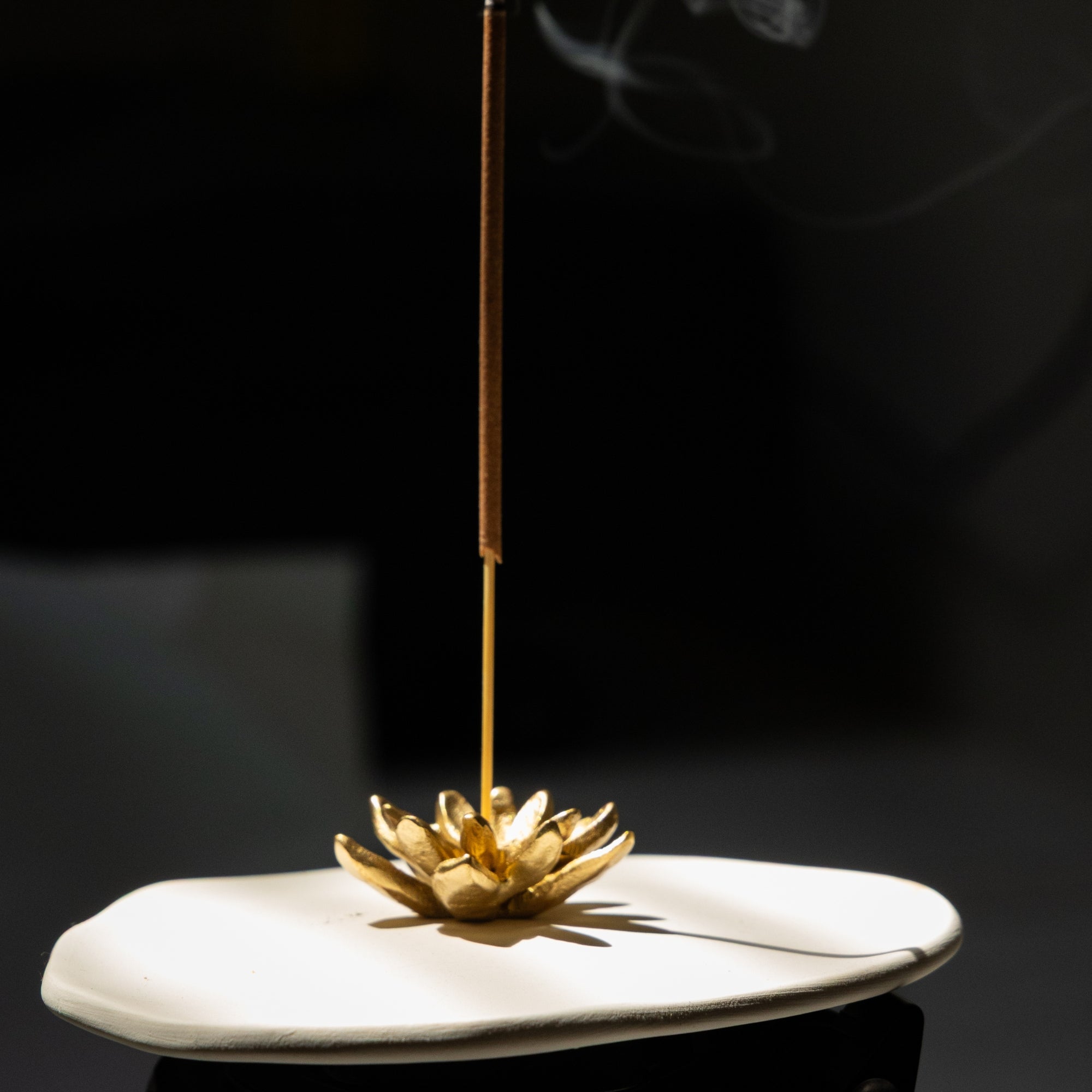Gold 3 cm lotus incense holder with 160×140 mm white ceramic tray.